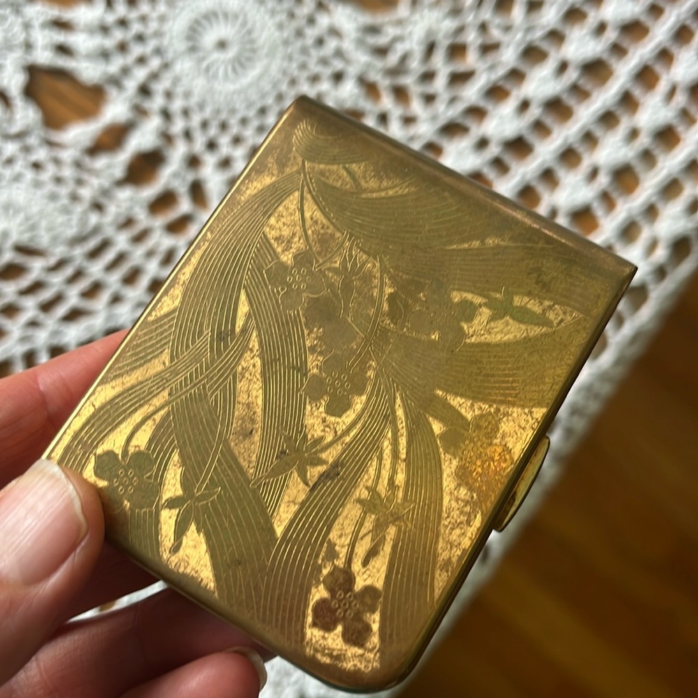 Antique mirror compact in gold tone. Clasps great, needs polishing. Mirror clear